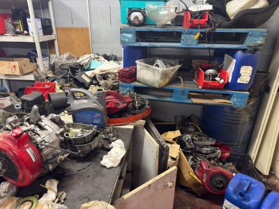 une pièce remplie d'objets divers dans un garage