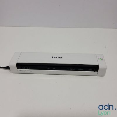 Le scanner est posé sur la table, prêt à être utilisé.