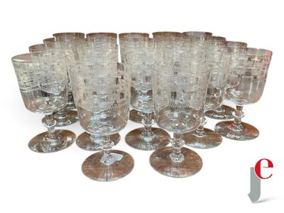 un grand nombre de verres à vin vides posés sur une table