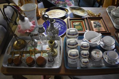 une table sur laquelle se trouvent beaucoup de plats et de tasses