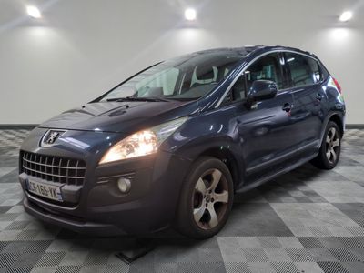 la voiture bleue est garée sur un sol en damier dans le garage