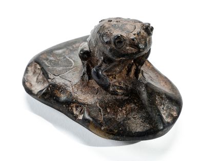 statue représentant un ours assis sur un rocher, posée sur un fond blanc