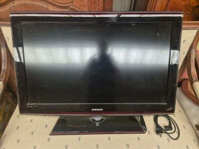 une télévision à écran plat posée sur un lit dans une chambre