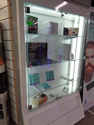 une vitrine contenant de nombreux appareils électroniques
