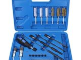 une trousse à outils bleue dans un étui en plastique sur fond blanc