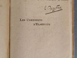 un livre ouvert avec une écriture dessus, posé sur une table