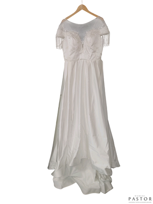 une robe blanche suspendue à un cintre sur un fond blanc