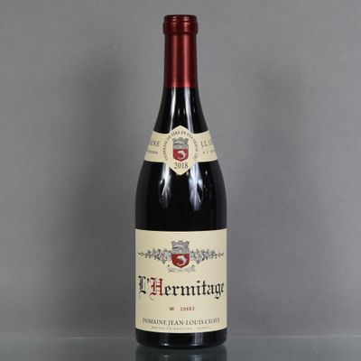 une bouteille de vin posée sur une table