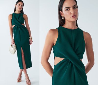 une femme portant une robe verte avec une découpe sur le devant