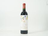 une bouteille de vin posée sur une table
