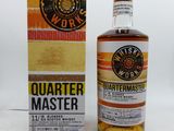 une bouteille de whisky à côté d'un carton