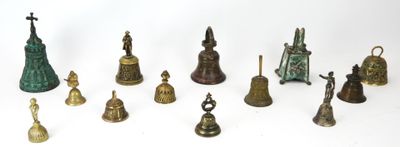 tout un tas de clochettes posées sur une table