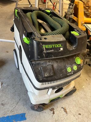 une photo d'un aspirateur dans un garage