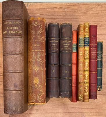 de nombreux livres anciens alignés les uns à côté des autres sur une étagère