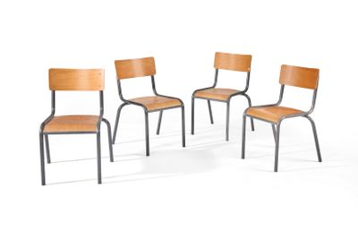 quatre chaises placées les unes à côté des autres sur une surface blanche