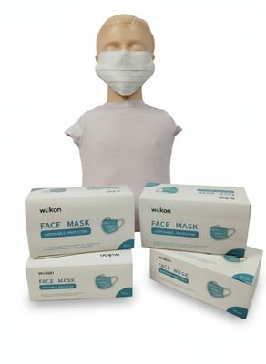 une tête de mannequin avec trois boîtes de masques à côté