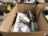 une boîte en carton remplie d'objets hétéroclites sur le sol