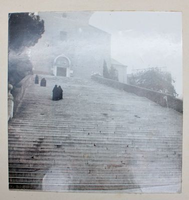 une photo en noir et blanc d'une personne assise sur un escalier