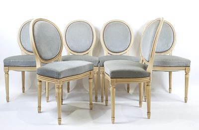quatre chaises avec un revêtement bleu, un revêtement bleu, un revêtement bleu, un revêtement bleu, un revêtement bleu, un revêtement bleu, un revêtement bleu, un revêtement bleu