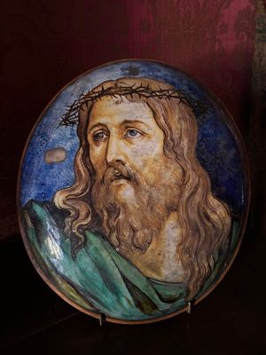 une assiette sur laquelle est représenté Jésus