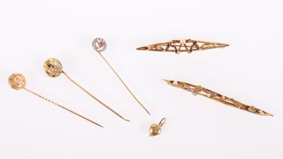 plusieurs types d'épingles à cheveux et de broches disposés sur un fond blanc