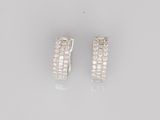 une paire de boucles d'oreilles en diamant