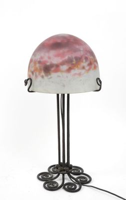 une image représentant une lampe posée sur un pied