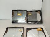 trois disques dans la boîte posée sur la table