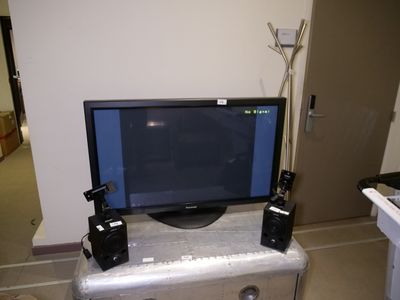 un téléviseur posé sur une valise dans une pièce