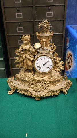 Pendule romantique en régule doré, vendu en l’état