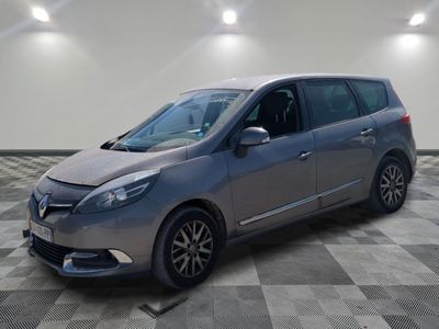 la photo d'une voiture argentée garée dans un garage