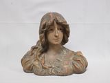 une statue représentant une femme aux cheveux longs sur fond blanc
