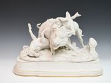 une statue blanche représentant un homme et un chien, posée sur une table