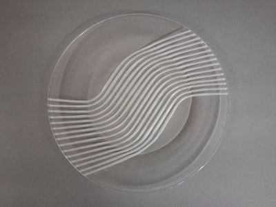 une photo d'une assiette en plastique contenant des fourchettes en plastique