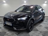 la voiture noire est garée dans le garage sur un sol en damier