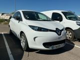 deux voitures blanches garées l'une à côté de l'autre sur un parking