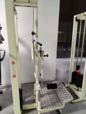 une photo d'un ensemble d'appareils de musculation installés dans une pièce