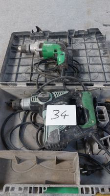 une boîte à outils posée par terre, avec une étiquette de prix dessus