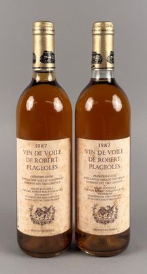 deux bouteilles de vin posées l'une à côté de l'autre sur une table