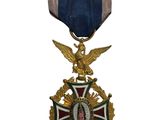 une image représentant une médaille sur laquelle figurent une croix et un aigle