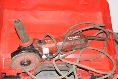 une boîte à outils rouge avec des outils sur le sol