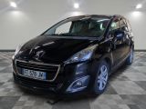 la petite voiture noire est garée dans une grande pièce