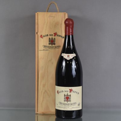 une bouteille de vin posée à côté d'une caisse en bois