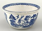 bol en porcelaine bleue et blanche orné d'un motif représentant un dragon et d'autres animaux