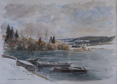 deux bateaux qui flottent sur l'eau au milieu de la neige