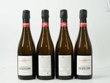 trois bouteilles de vin posées les unes à côté des autres sur une surface blanche