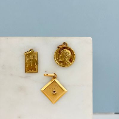 deux pièces en marbre doré et blanc, ornées d'une médaille en or et d'un diamant