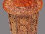une photo d'une table en bois ornée de sculptures