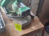une machine posée sur une table en bois