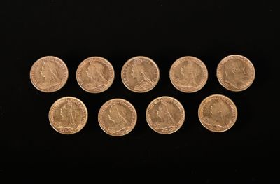 gros plan d'un paquet de pièces d'or sur une surface noire